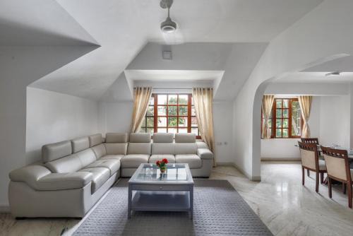 Ulsoor Apartment | Casa Bianca by Red OliveNr MGroad Terrace Garden