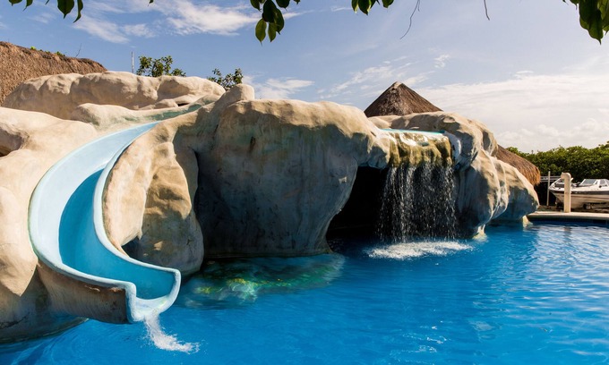 Zona Hotelera House | Casa Bijoux in the heart of Cancun's hotel zone, sleeps 16.