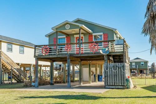 Surfside Beach House | Casa de las Olas - Huge Fenced Yard, Massive Outdoor Shower, Great Breezes From Deck!