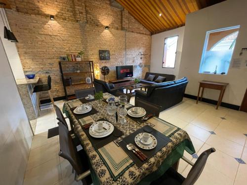 Pinheiros Villa | Casa de Tijolos com Churrasqueira Vila Fechada