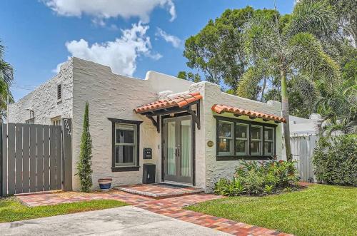 Flamingo Parks House | Casa las Flores - Stroll to Arts District from Cozy West Palm Cottage