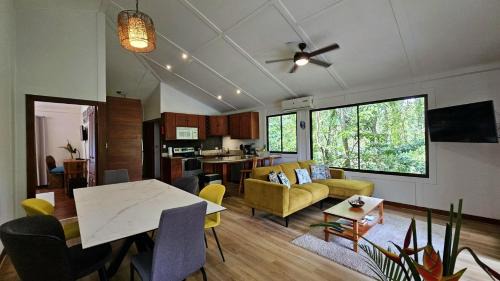 Quepos House | Casa Macaw Jungle Cabin w Private pool Wifi and AC