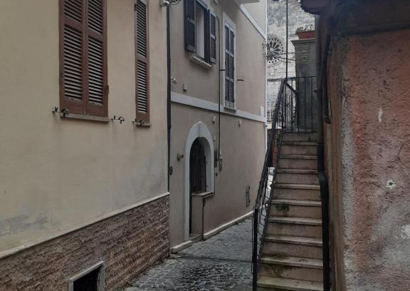 Celano House | Casa nel vicoletto