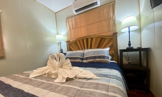 Placencia House | Cashew Tree Cabana-Small Cosy, Close to the Beach.