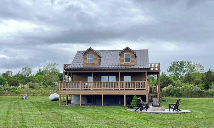 Himrod House | Castello: modern cabin with hot tub, pool table and Seneca lake view, along wine trail