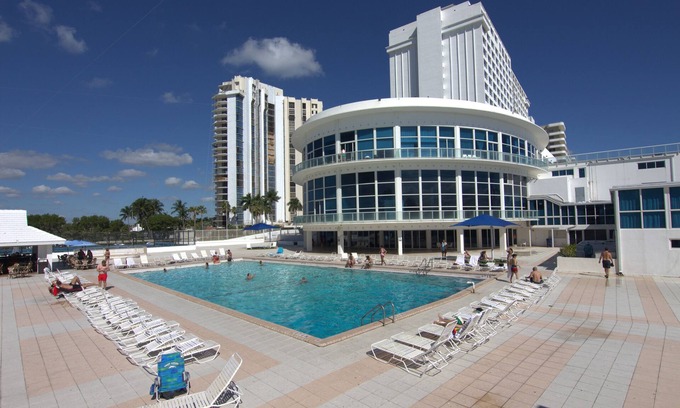 Mid Beach Apartment | Castle Beach Suites by MiaRentals