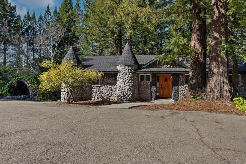 Sebastopol House | Castle Inspired Home With Amazing Vineyard Views - Hot Tub - Pool Table
