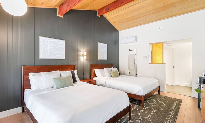 Dunsmuir Hotel | Cave Springs Resort Hotel Room 10 (Visit Mt Shasta)