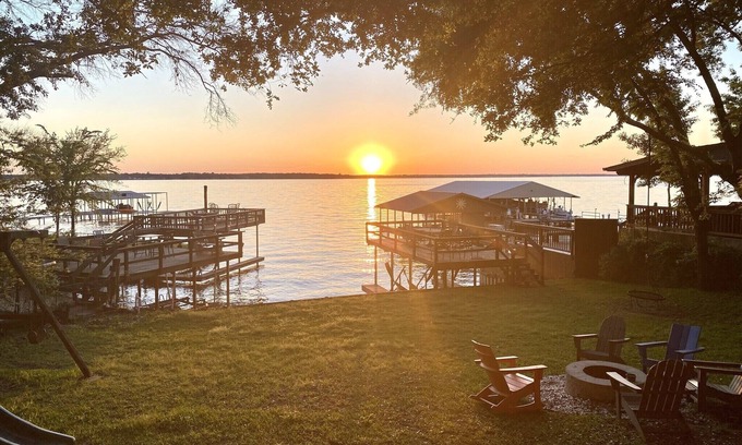 Leisure Land House | Cedar Creek Lake front! Canton, Large fenced yard, WIFI, Kayaks, Swings…
