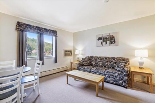 West Bridgewater Hotel | Cedarbrook Deluxe one bedroom suite with outdoor heated pool 11921
