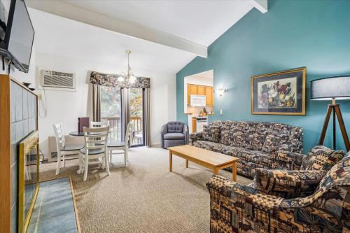 West Bridgewater Hotel | Cedarbrook Queen Suite 109
