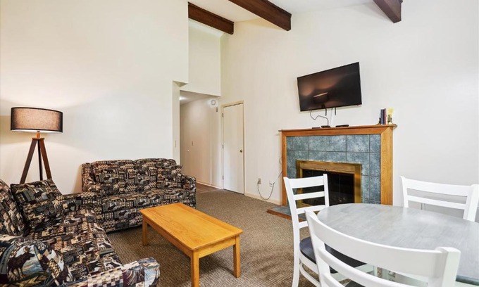 West Bridgewater Hotel | Cedarbrook Queen Suite 106
