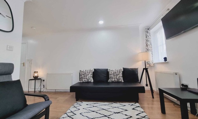 Watford Apartment | Central 2Bedroom/1Bathroom Flat w/FREE WiFi and Parking
