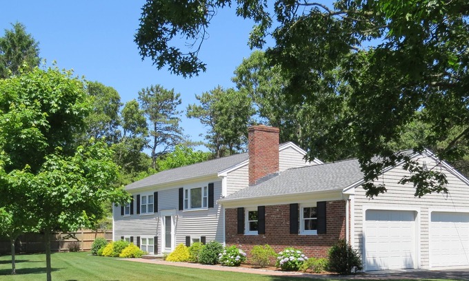 West Dennis House | Central A/C, Walk to Beach, Gated Yard, Wifi, HD TV, Gas Grill, Firepit