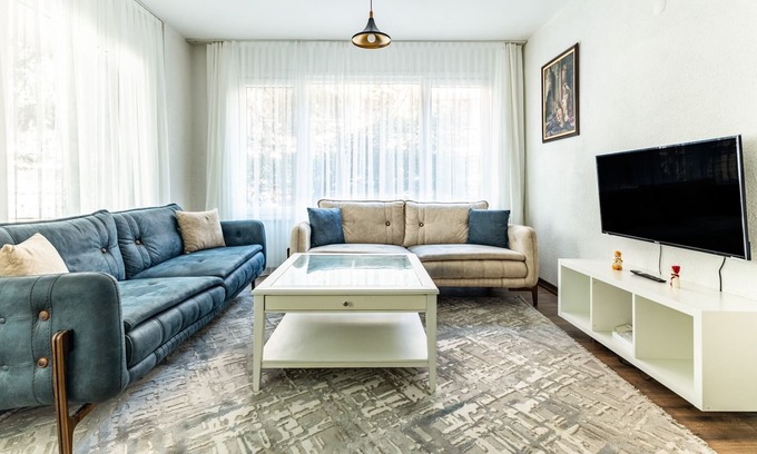 Moda Apartment | Central Flat w Garden Near Moda Coast in Kadikoy