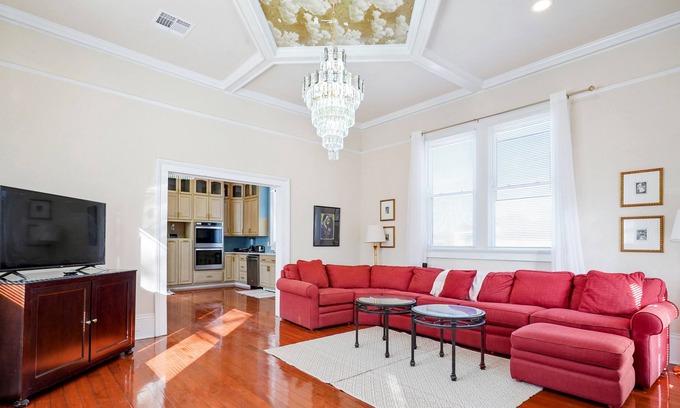 Milan House | Centrally located city escape with WiFi, full kitchen, central AC - snowbirds OK