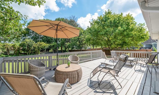 Harwood Lane Apartment | Centrally Located Ranch -15 mins to Airport/Uptown
