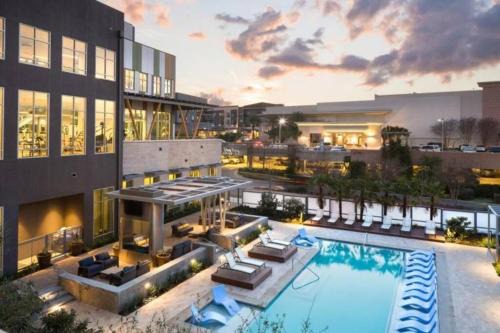 East Cesar Chavez Apartment | Château on Lady Bird Lake - Pool View , DT Austin