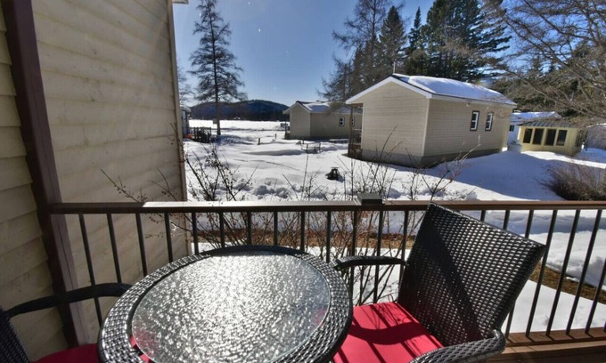 Sainte-Lucie-des-Laurentides House | Chalet La Terre - Spa et Plage de Sable Devant le Chalet Avec Embarcations