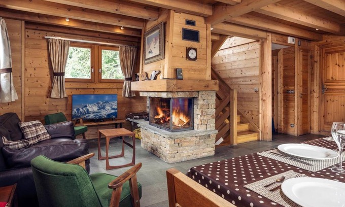 Meribel Ski Chalet | Chalet Chaleureux à Méribel : Cheminée, Jacuzzi, Proche Commerces, 4 Chambres en Suite - FR-1-688-18