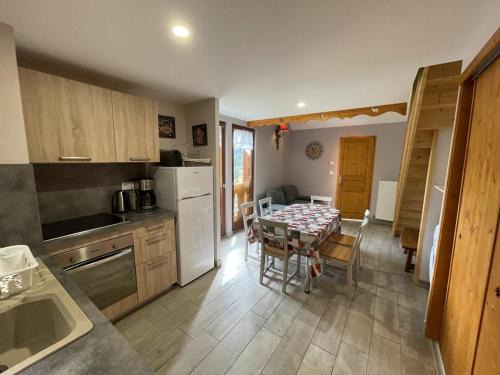 Laveissiere Apartment | Chalet cosy 50m² avec WiFi à 300m des pistes, 2 chambres, casier à skis, proche gare et navette - FR-1-787-12