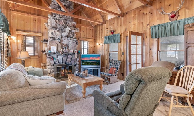Big Bear Lake Ski Chalet | Chalet Des Ours -Comfortable and spacious home with WIFI! Close to everything!
