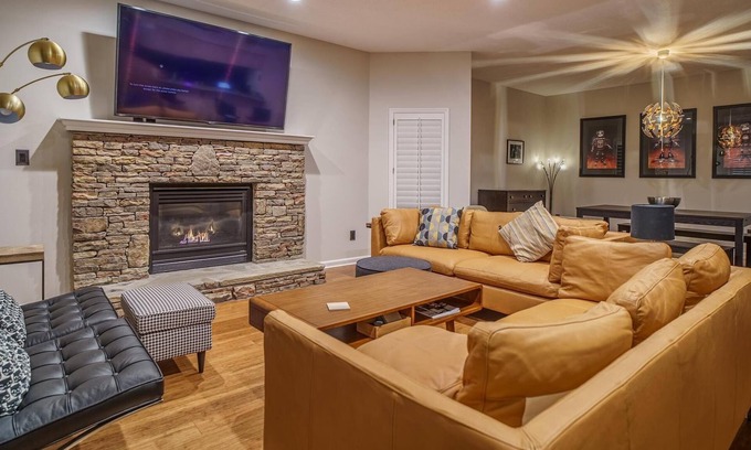 Sevierville Ski Chalet | Chalet 🏔 Mountain View 🚲 Peloton | Pool | Hot Tub | Low Traffic 🧸 Local Charm
