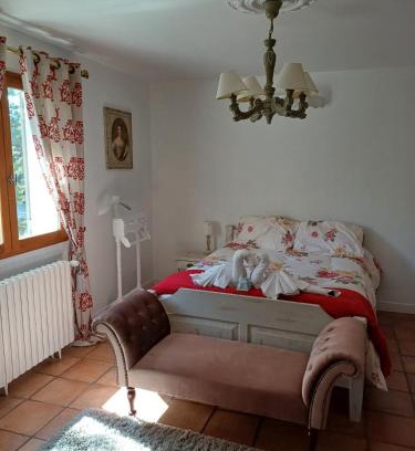 Saint-Saturnin-les-Avignon Bed & Breakfast | Chambre d'hôte suite Tournesol "Au fond du jardin"