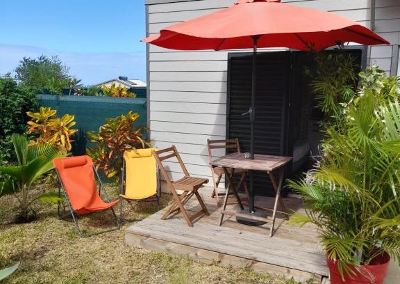 L'Etang-Sale House | Chambre avec salle de bain, WC et terrasse