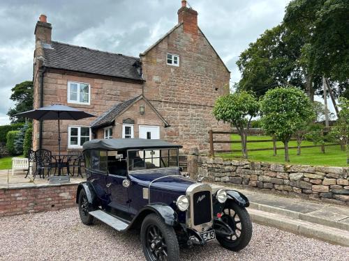 Cauldon Low House | Character 3 Bed Peak District Farmhouse - Alton Towers, Scarefest, Polar Bears, Chatsworth
