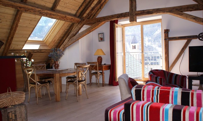 Monetier-les-Bains House | Chardons Bleus, beautiful building, heart of the village, charming apartments