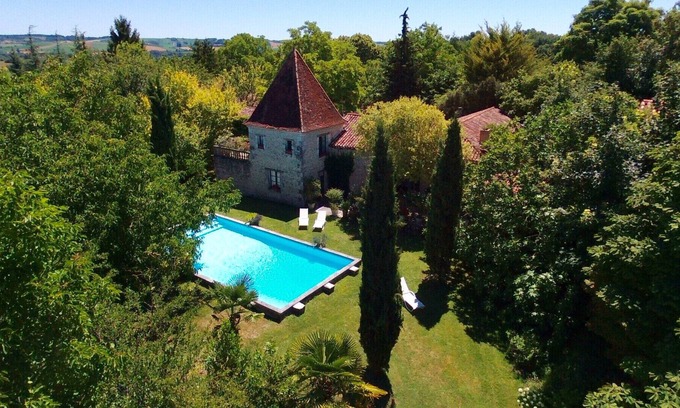 Palluaud House | Charm and elegance in the heart of nature. Large swimming pool, king size beds