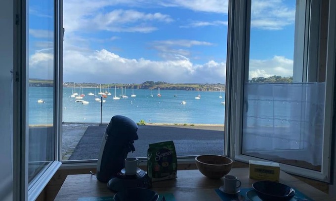Douarnenez Apartment | Charmant petit appartement les pieds dans l'eau