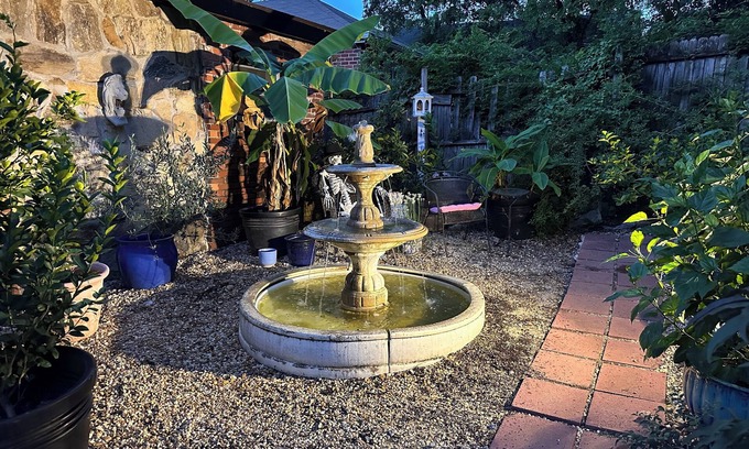 Columbus Cottage | Charming 1-bedroom cottage in Columbus overlooking a New Orleans style courtyard
