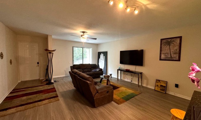 Palm Beach Gardens Apartment | Charming 2-bedroom apartment with AC, WiFi in phenomenal Palm Beach Gardens