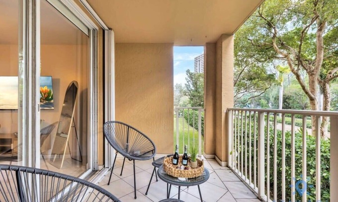 Aventura Apartment | Charming 2-Bed Retreat near Aventura's Best