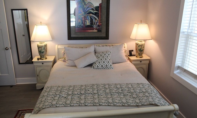 Crystal Coast House | Charming 2-bedroom house in lovely Atlantic Beach with AC