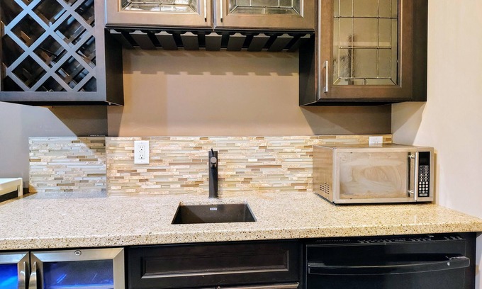 Northwest Edmonton House | Charming 2-bedroom house with WiFi, fitness room in nice Edmonton