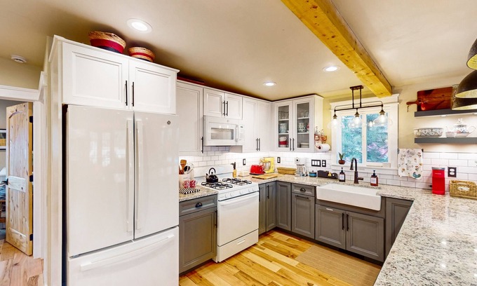 Heber House | Charming 2 bedroom loft with a hot tub and fire pit