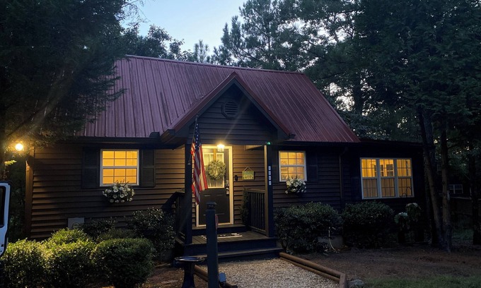 Sylacauga House | Charming 2-bedroom lake cottage with kayaks
