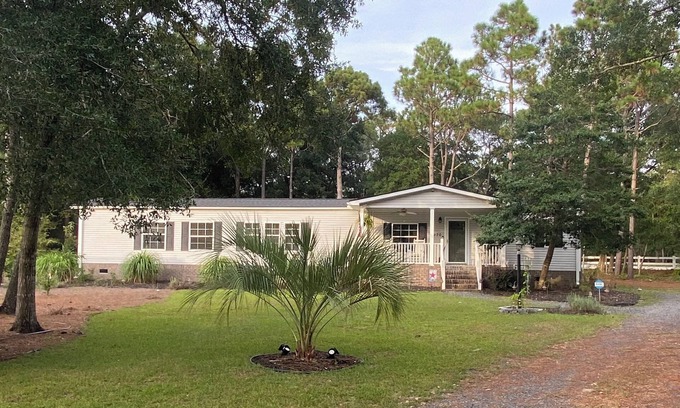 St. James House | Charming 2-bedroom mobile home with WiFi, AC in awesome Bolivia on Intracoastal