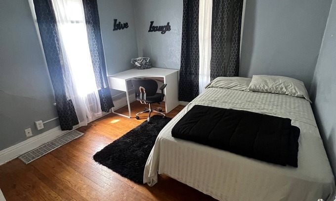 Blue Island Apartment | Charming 2-bedroom apartment in marvelous Blue Island with WiFi