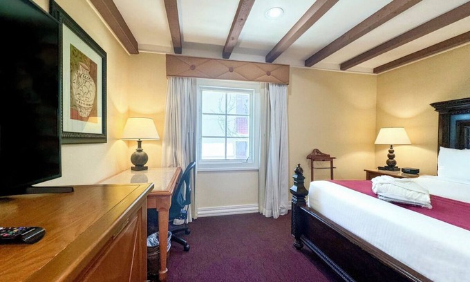 Western Division Hotel | Charming 2-Unit Escape w/Views, Dining & Heritage in Central Laredo