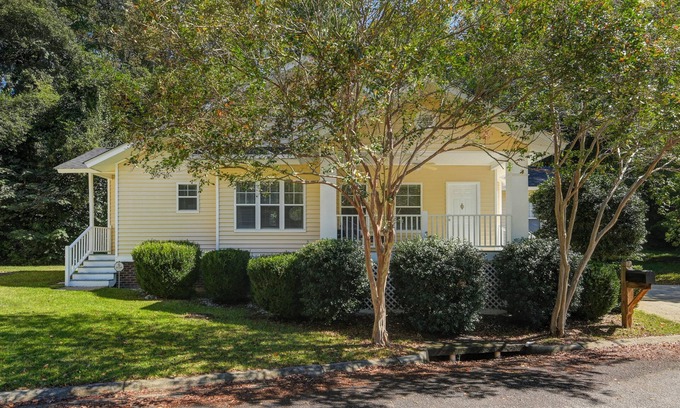 Rosewood House | Charming 3/2 Walking Distance Williams-Brice Close, Campus, Short Drive FT JAX