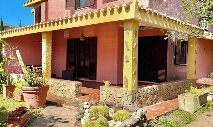 Capitana Villa | Charming 3-bedroom villa with A/C, WIFI, Steps to Beach, Parking