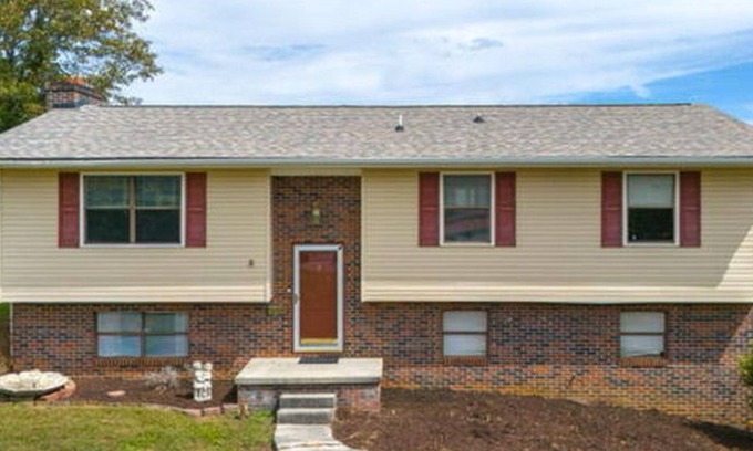 Sevier County House | Charming 3-bedroom house with AC and WiFi 20 minutes form Sevierville