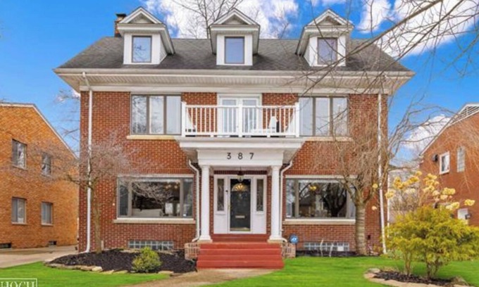Grosse Pointe House | Charming 3-bedroom 3.5 bath house in desirable Grosse Pointe, MI