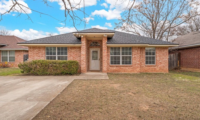 Lacy-Lakeview House | Charming 3-bedroom home in Waco!