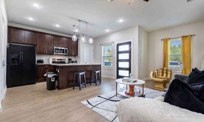 Northeast Houston House | Charming 3-bedroom retreat just minutes from Downtown Houston with AC, WiFi,