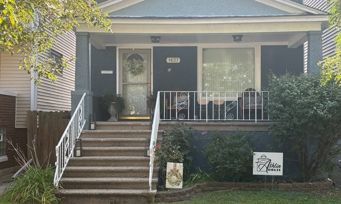 Whiting House | Charming 3-BR home on a cobblestone street near the Lake Michigan lakefront.